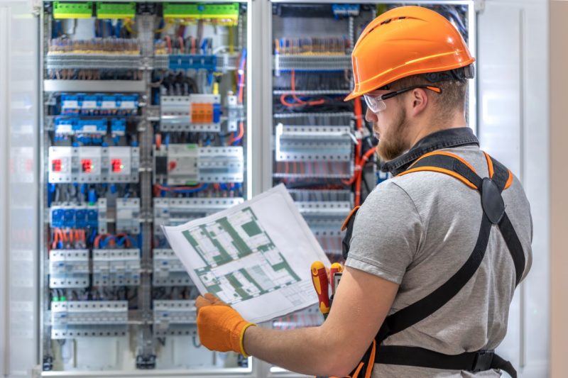 Eletricista profissional trabalhando